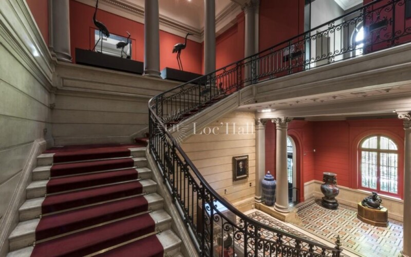 Le grand escalier du hall d’honneur du Musée Cernuschi