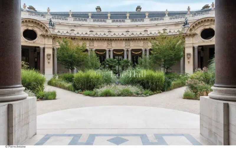 Le jardin et le péristyle du Petit Palais.