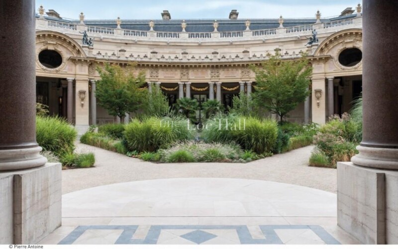 Le jardin et le péristyle du Petit Palais.