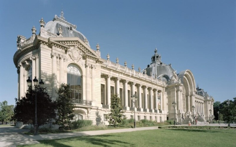 La longue façade tout en sculpture et colonnades du Petit Palais — Musée des Beaux-Arts.