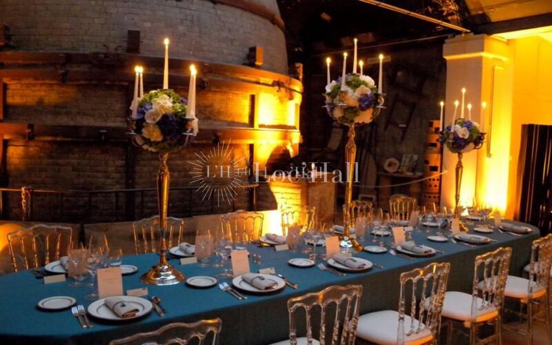 Un dîner de gala orné de candélabres fleuris dans la Manufacture de Sèvres.