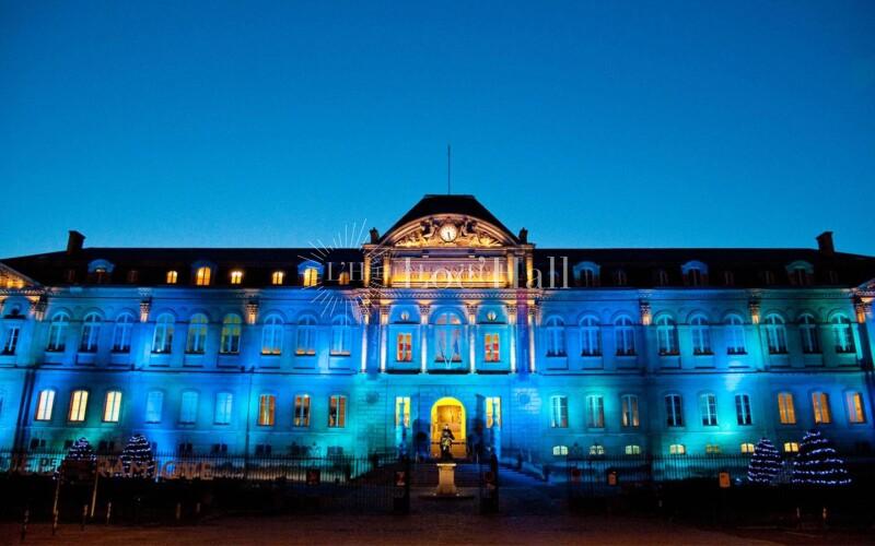 La belle façade ornée de la Manufacture de Sèvres.