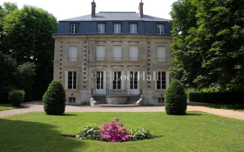 Le parc et la façade du pavillon Pompadour de la Manufacture de Sèvres.