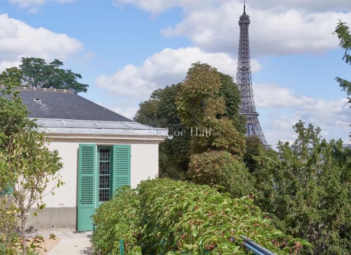 Le jardin de la Maison de Balzac et sa vue sur la tour Eiffel.
