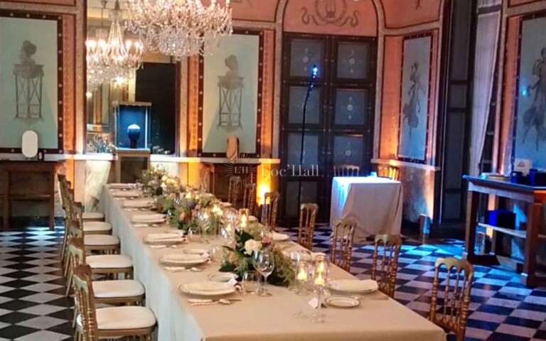 La salle à manger du château de Malmaison prête pour un dîner.