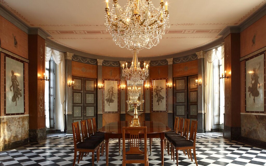 La salle à manger tout en lustres et marbre du Château de Malmaison.