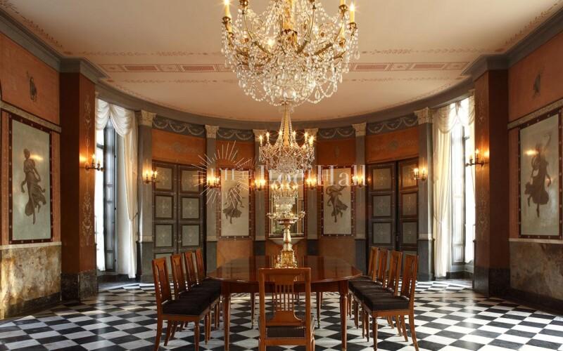 La salle à manger tout en lustres et marbre du Château de Malmaison.