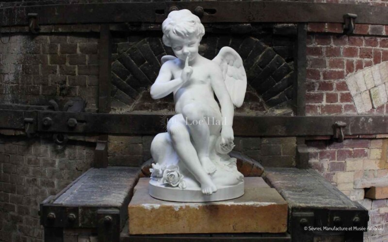 Un ange de céramique facétieux dans la Manufacture de Sèvres.