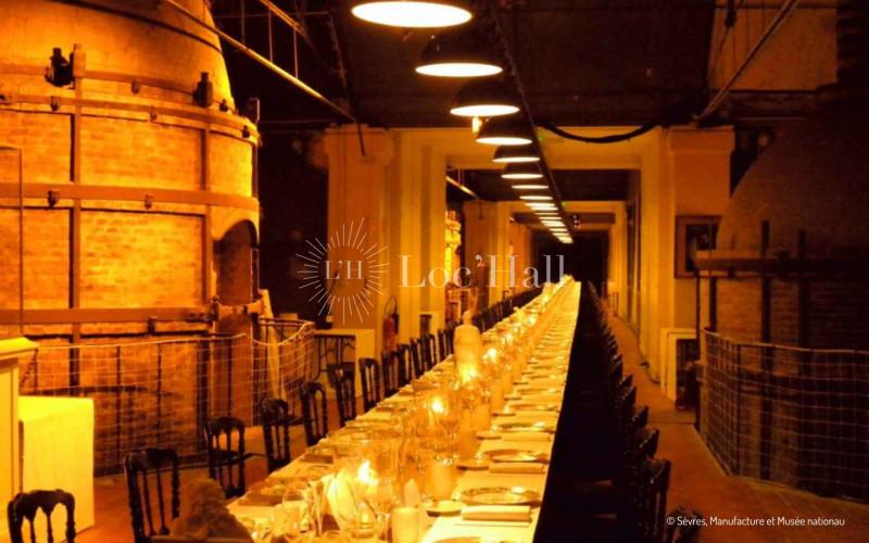 La galerie haute des Fours de la Manufacture de Sèvres en configuration dîner.