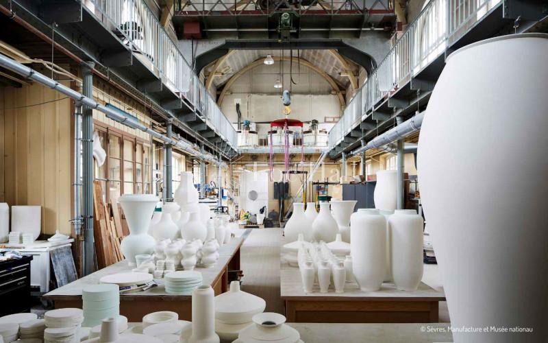 Les ateliers de la Manufacture de Sèvres et leurs œuvres de céramique en production.