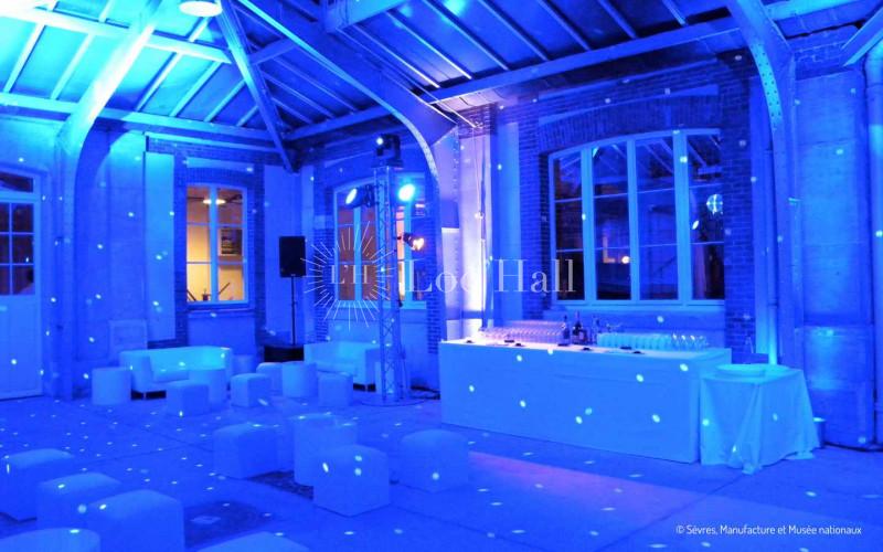 La petite verrière des Moules de la Manufacture de Sèvres illuminée pour une soirée.