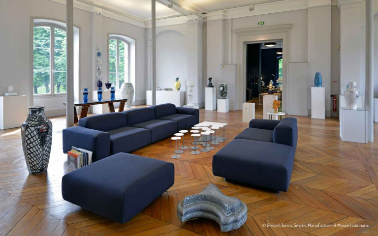 Un salon de la Manufacture de Sèvres décoré d’œuvres en céramiques.