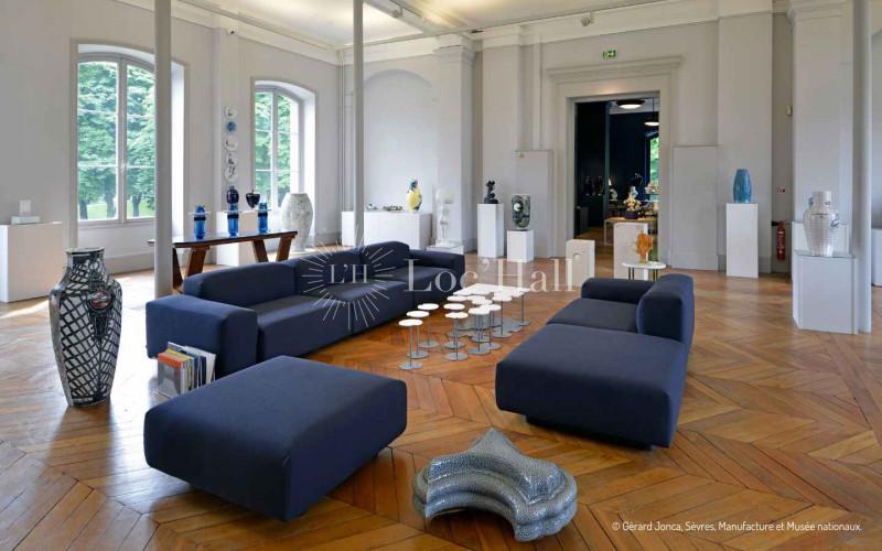 Un salon de la Manufacture de Sèvres décoré d’œuvres en céramiques.