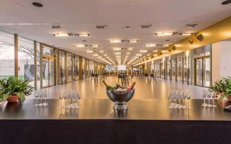 Le pavillon de l’amphithéâtre de l’hippodrome ParisLongchamp en format cocktail.