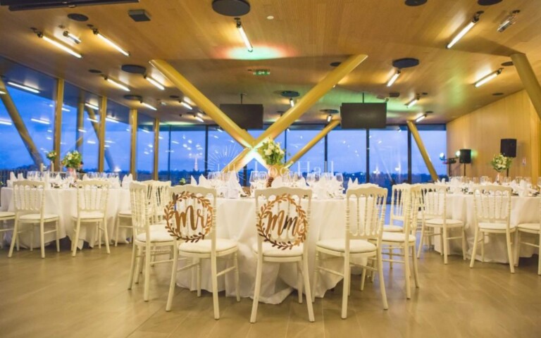 La Suite Arc-de-Triomphe de l’hippodrome ParisLongchamp prête pour un dîner de gala.