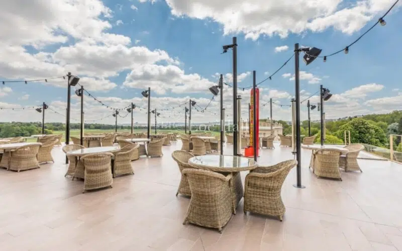 La terrasse du Panorama de l’hippodrome ParisLongchamp.