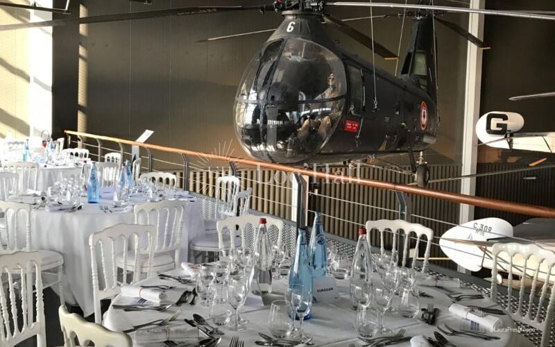 La mezzanine du hall des hélicoptères du Musée de l’Air et de l’Espace en format dîner de gala.