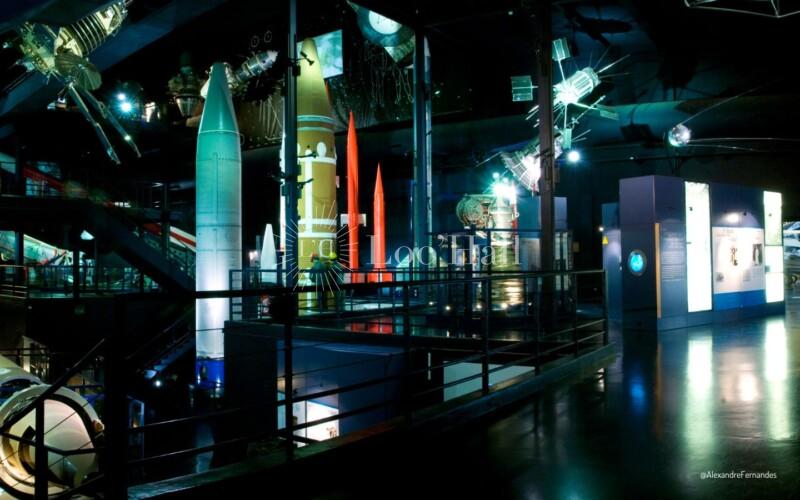 Exposition d’engins spatiaux dans le hall de l’espace du Musée de l’Air et de l’Espace.