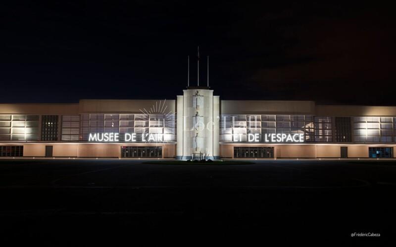 La façade du Musée de l’Air et de l’Espace en nocturne.