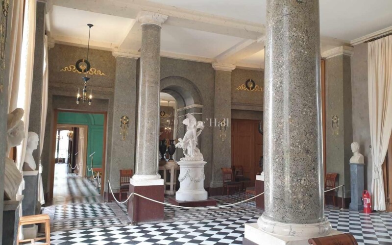 Statues et sculptures dans le vestibule du Château de Malmaison.