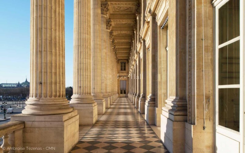 La longue loggia à colonnades de l’Hôtel de la Marine.