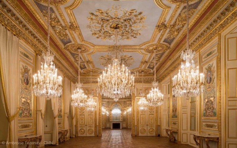 Les ors et les lustres des salons de l’Hôtel de la Marine.
