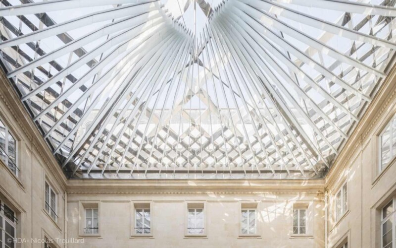 La verrière spectaculaire de l’Hôtel de la Marine.