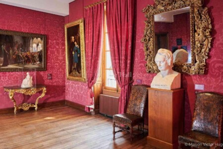 Le salon tendu de rouge au 2e étage de la Maison de Victor Hugo.
