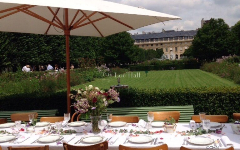 Un déjeuner champêtre dans les jardins du Palais Royal.