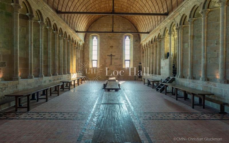 Le long réfectoire médiéval de l’abbaye du Mont-Saint-Michel.