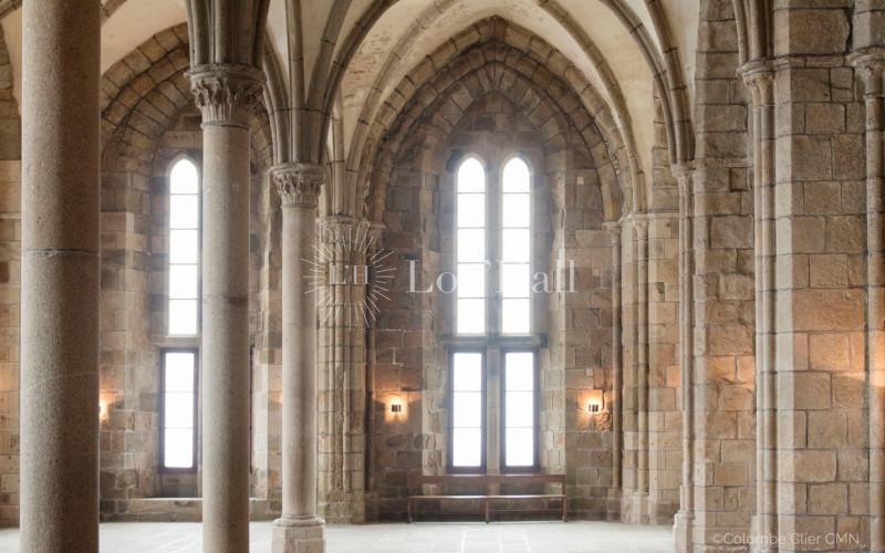 La salle des Hôtes de l’abbaye du Mont-Saint-Michel inondée de lumière.
