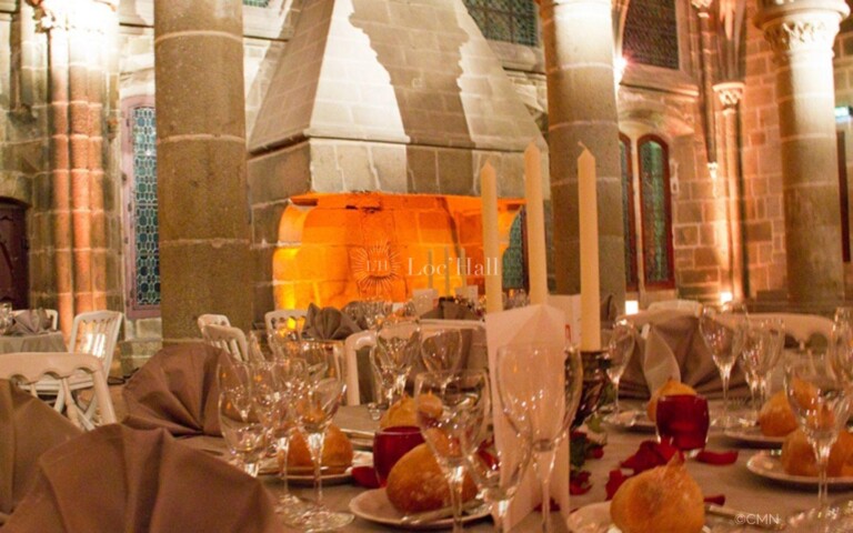 La salle des Chevaliers apprêtée pour un dîner dans l’abbaye du Mont-Saint-Michel.