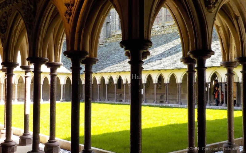Le cloître lumineux de l’abbaye du Mont-Saint-Michel.