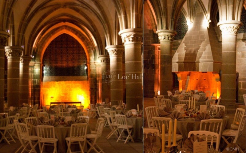 Le haut plafond à croisée d’ogives et la cheminée crépitante dans la salle des Chevaliers de l’abbaye du Mont-Saint-Michel