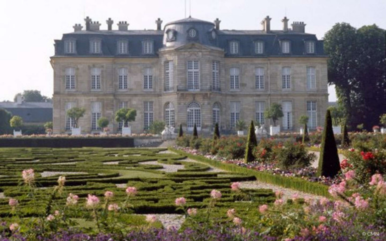 Chateau de Champs sur Marne - façade sur jardin 1