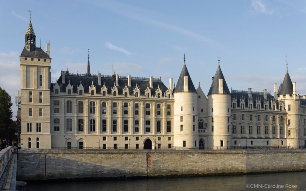 La spectaculaire façade gothique de la Conciergerie.