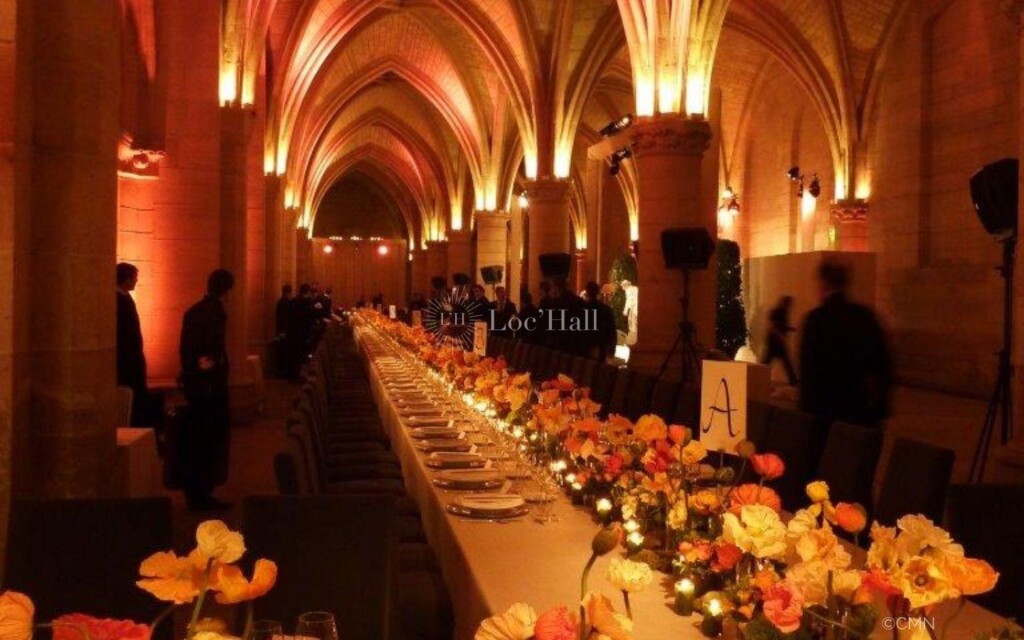 Un dîner de gala dans la Salle des Gardes de la Conciergerie.