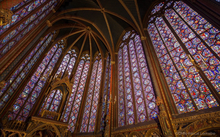 Les merveilleux vitraux de la Sainte-Chapelle s’élancent vers des croisées d’ogives aériennes.