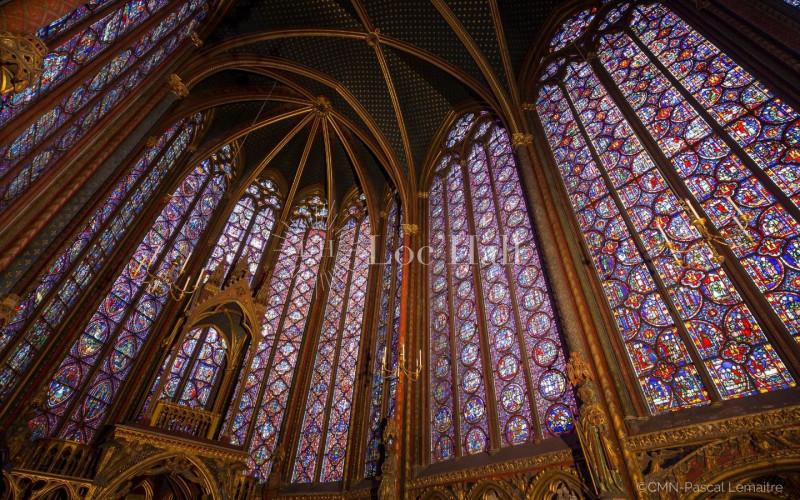 Les merveilleux vitraux de la Sainte-Chapelle s’élancent vers des croisées d’ogives aériennes.