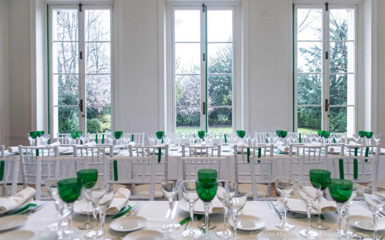 Un déjeuner en vert et blanc dans le pavillon Pompadour de la Manufacture de Sèvres.