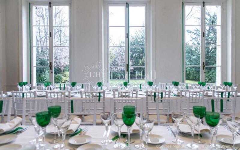 Un déjeuner en vert et blanc dans le pavillon Pompadour de la Manufacture de Sèvres.