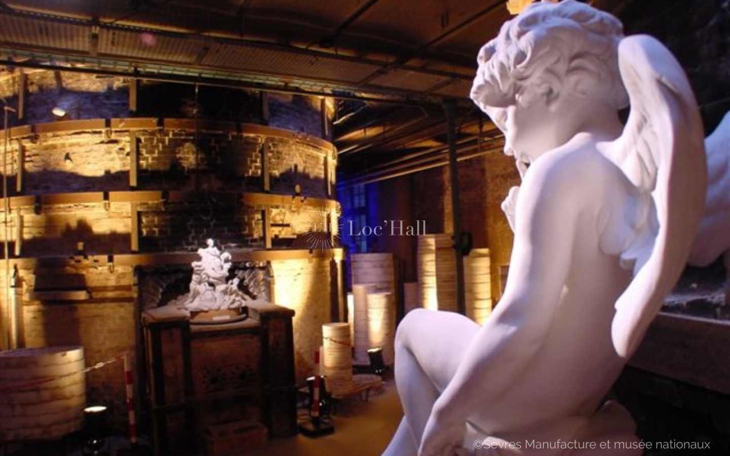 Gros plan sur un ange de céramique dans la galerie basse des Fours de la Manufacture de Sèvres.