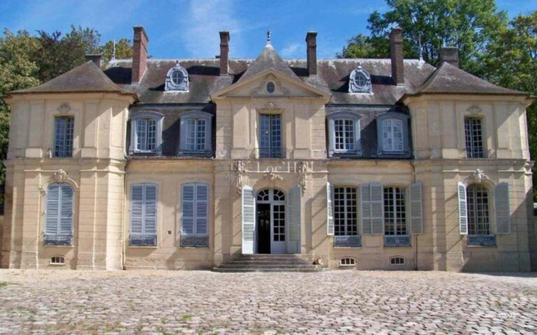 Chateau de Jossigny - facade cour