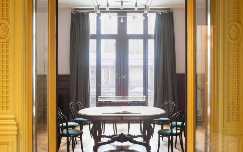 Une porte-fenêtre à double vantail du Salon Marguerite-Long pour salle de réunion