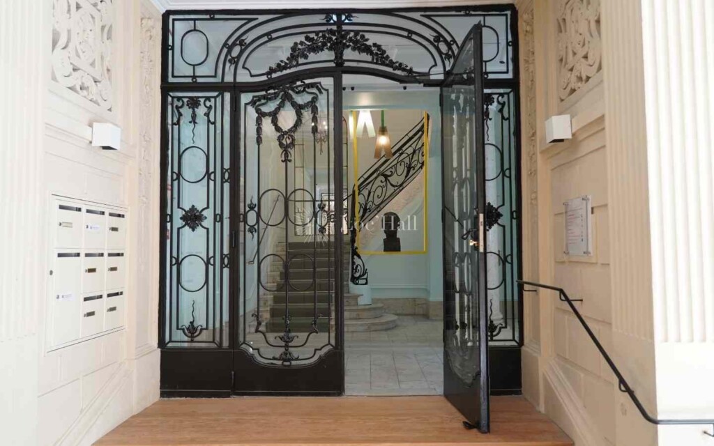 Grande entrée en verre et métal ouvragé de la Bibliothèque musicale La Grange-Fleuret