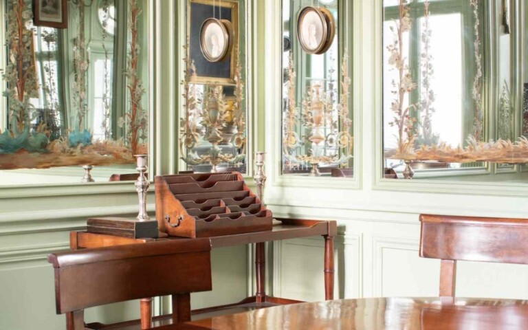 Une desserte à courrier dans le Salon des Miroirs