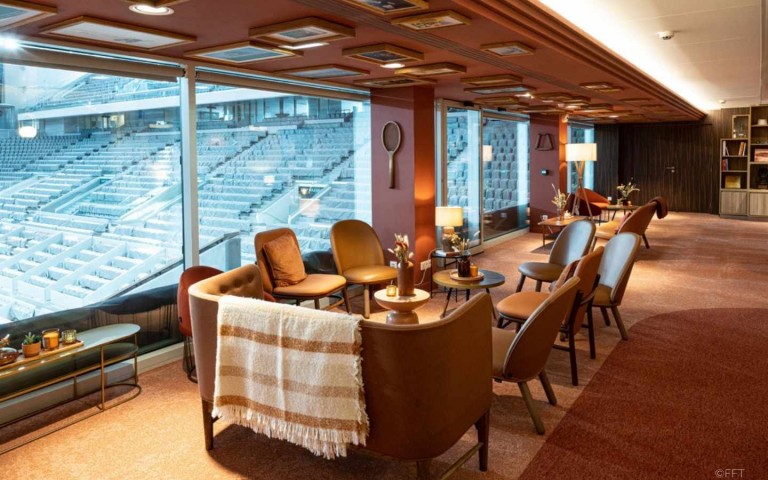 Stage-Roland-Garros-Le-carre-Roland-Garros-vue-sur-le-court-central-1