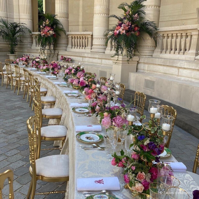 Une table tout en courbe pour un dîner raffiné au Palais Galliera.