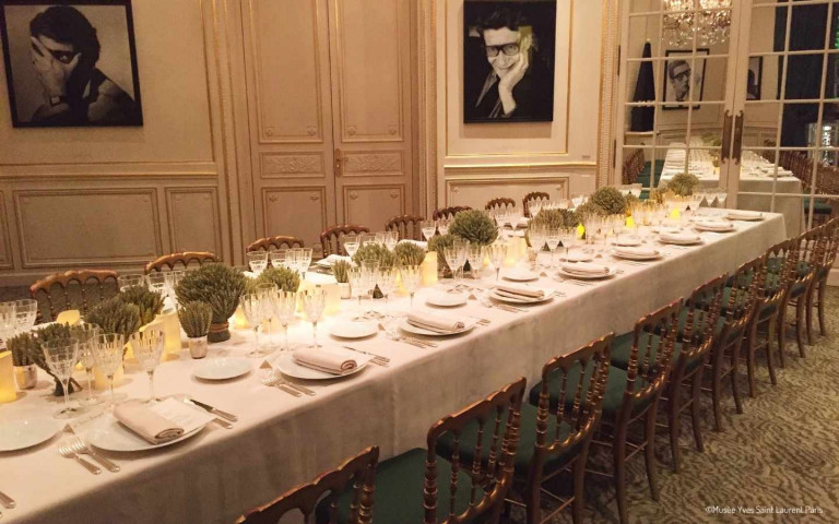 Musee Yves Saint Laurent Diner assis