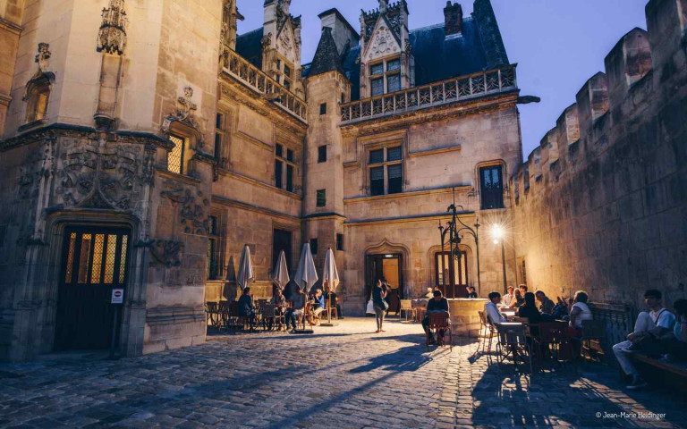 Musee de Cluny Vue de la cour de l’hôtel de Cluny de nuit